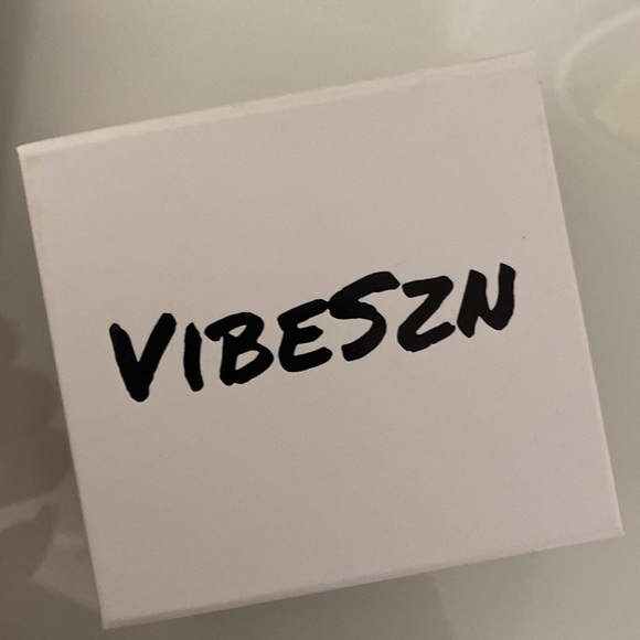 Gold J locket necklace never worn still in box - Picture 2 of 2